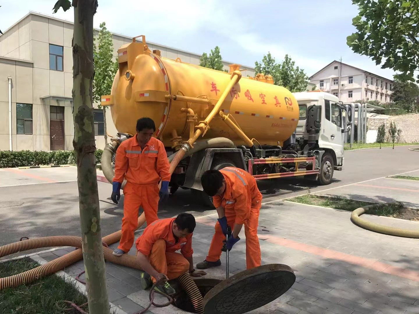 渝北管道疏通车停在窨井附近