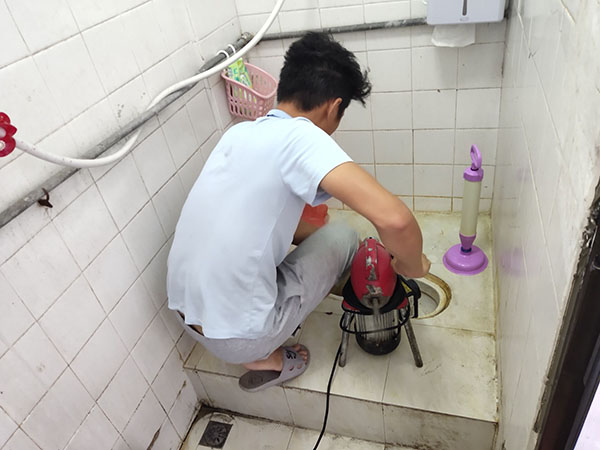 渝北管道堵塞冒臭气 专业师傅现场解决问题