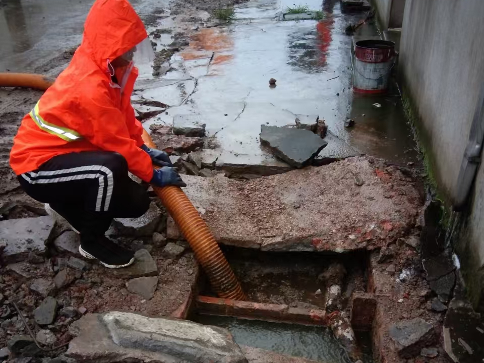 渝北专业清理污水池 炜誉市政以规范流程守护城市 “肠道”